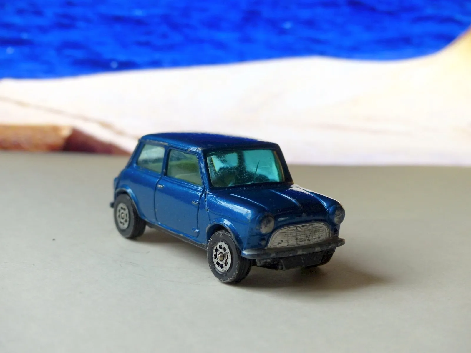 204 Morris Mini-Minor in metallic blue with black base