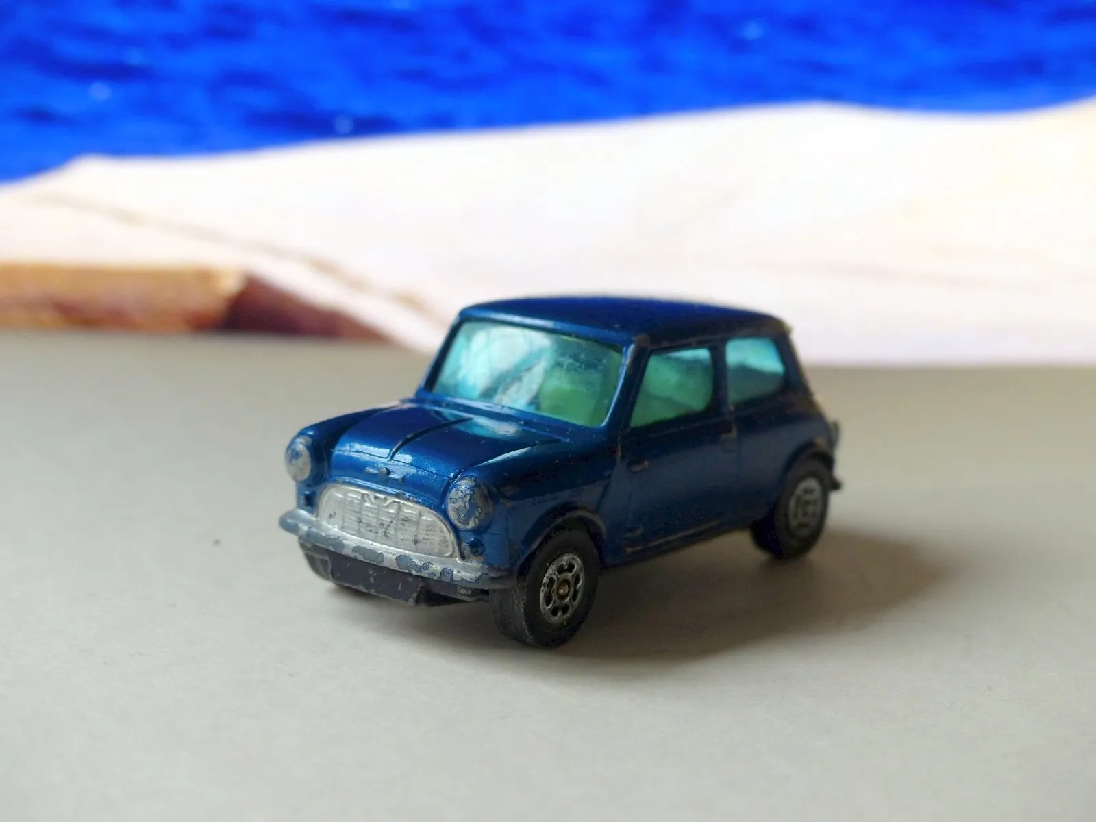 204 Morris Mini-Minor in metallic blue with black base