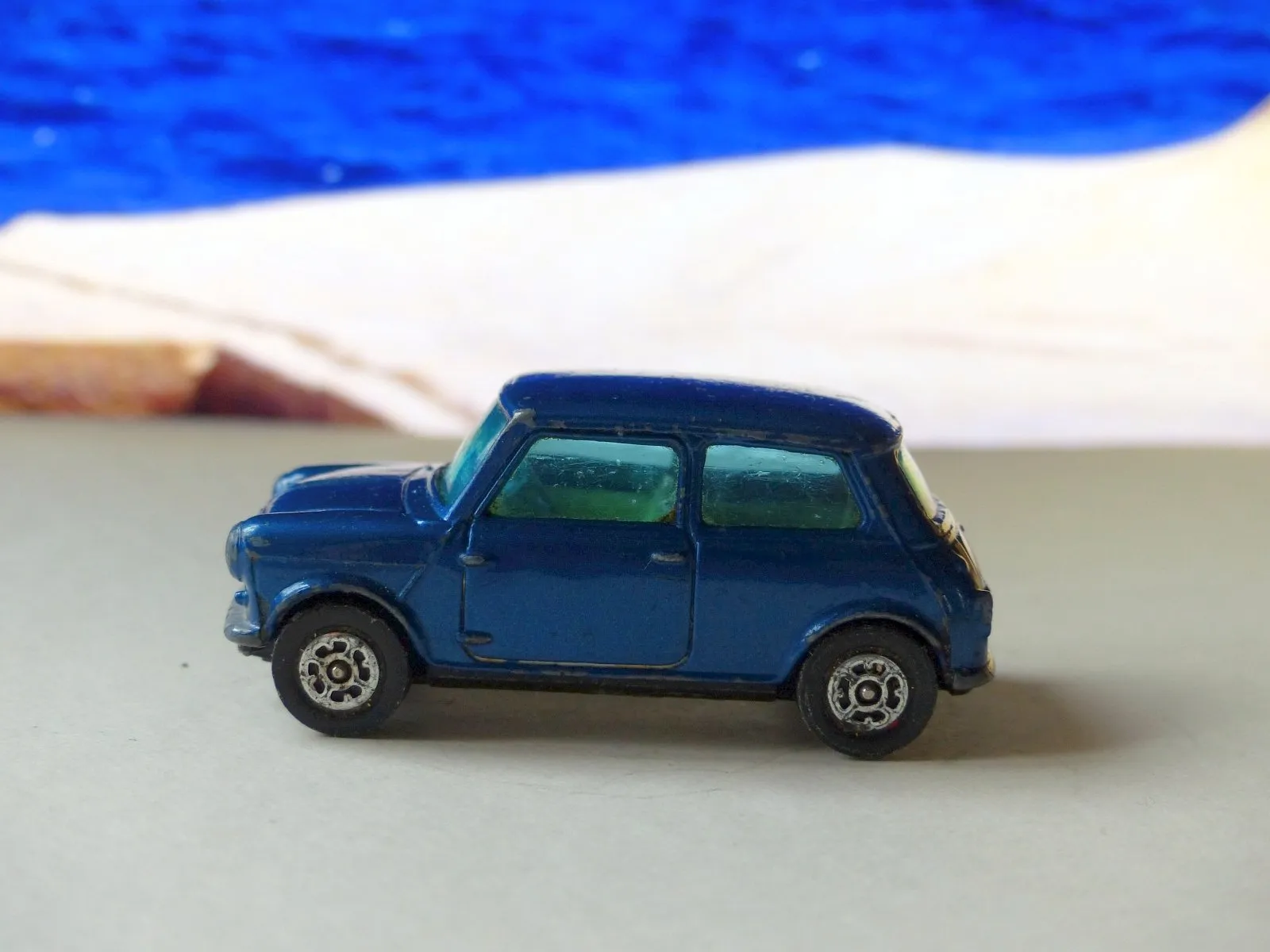 204 Morris Mini-Minor in metallic blue with black base