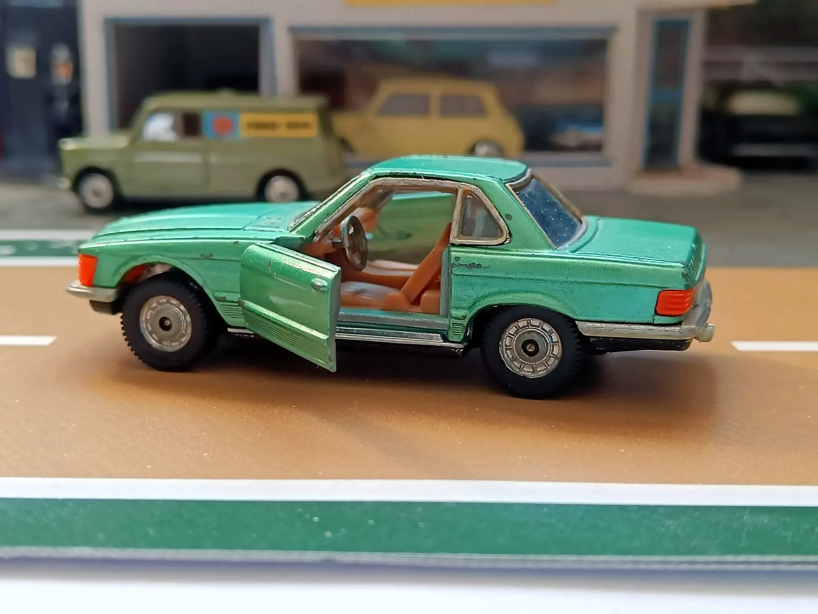 393 Mercedes-Benz 350SL in metallic green with original box